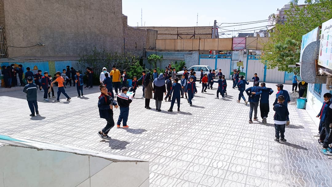 حیاط مدرسه و شور و شوق دانش آموزان 